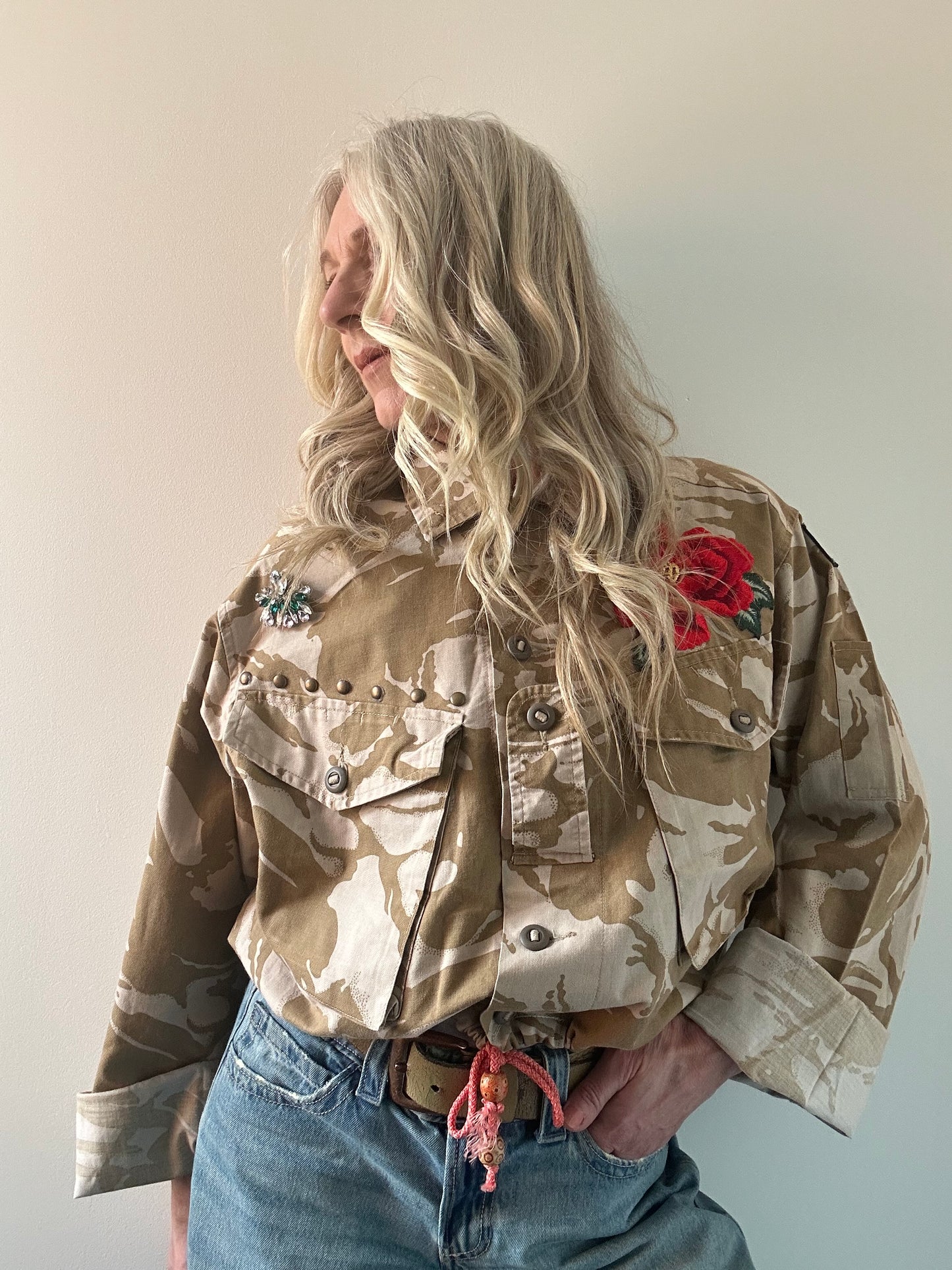 RED FLOWERS & BUTTERFLY SAND CAMO JACKET M/L