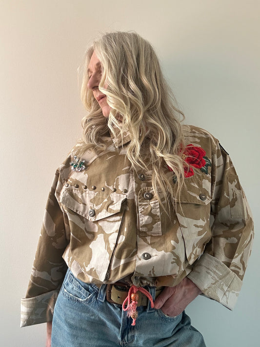 RED FLOWERS & BUTTERFLY SAND CAMO JACKET M/L