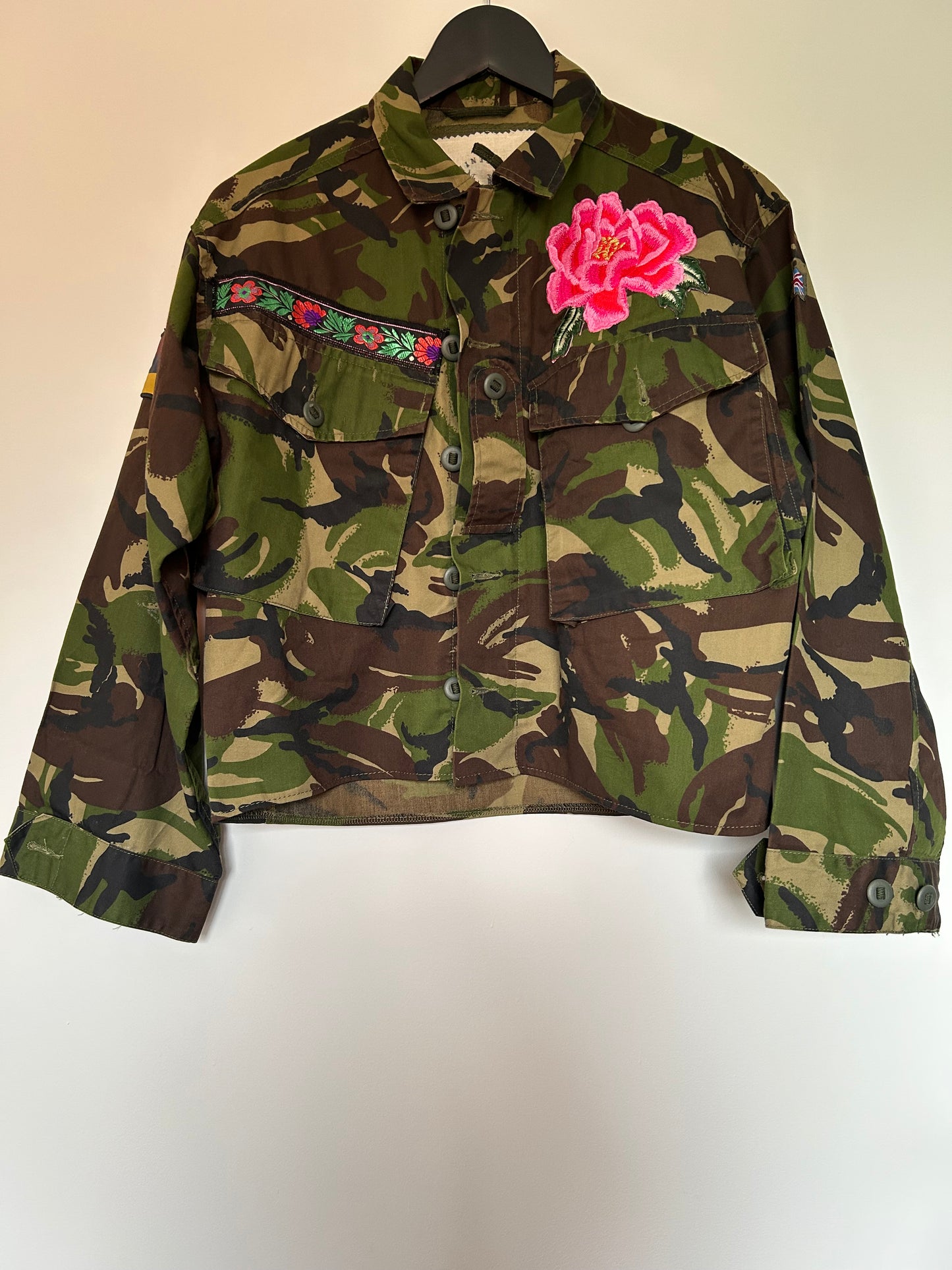 PINK FLOWERS & BUTTERFLY KHAKI CAMO JACKET M/L