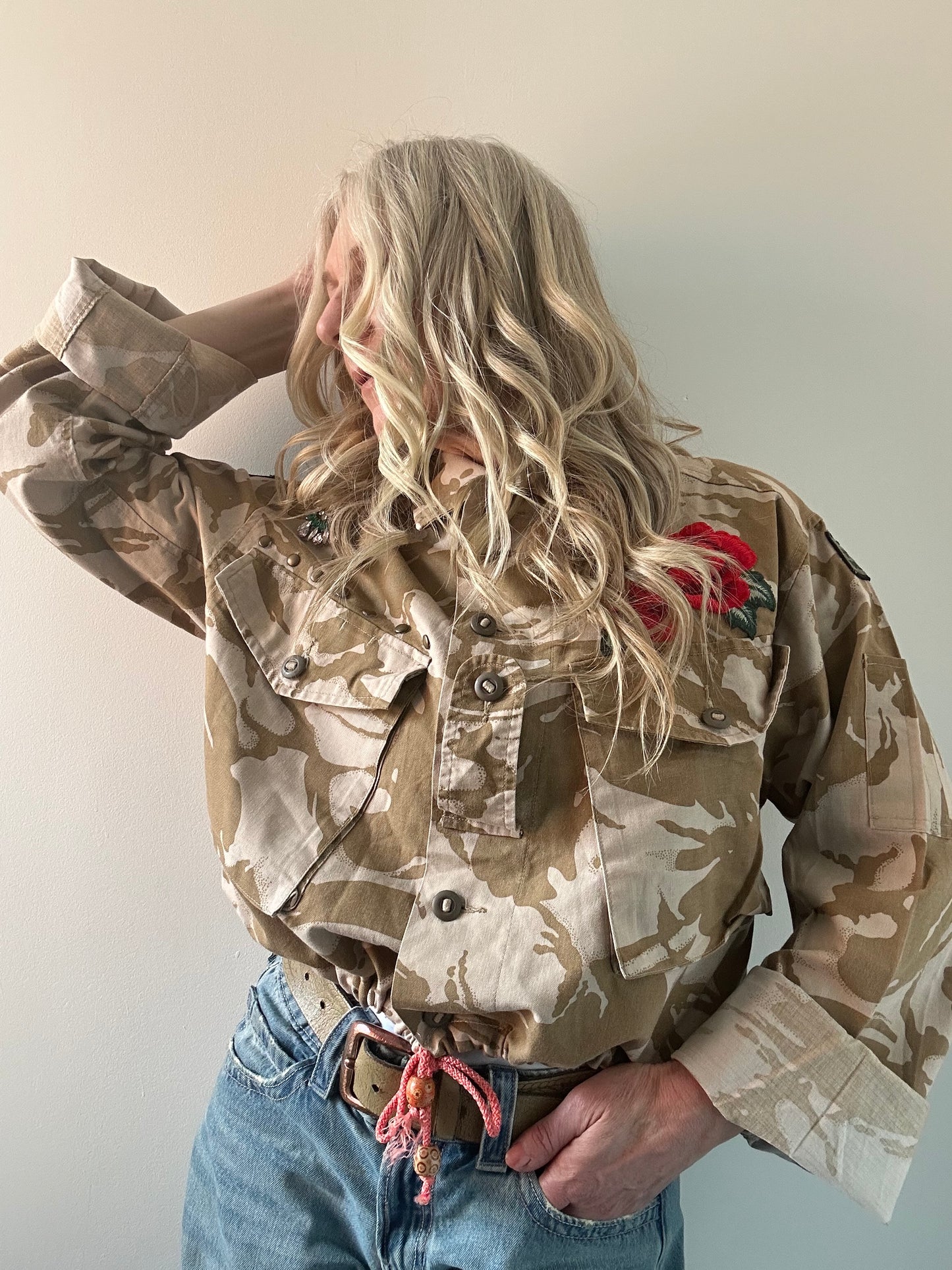 RED FLOWERS & BUTTERFLY SAND CAMO JACKET M/L