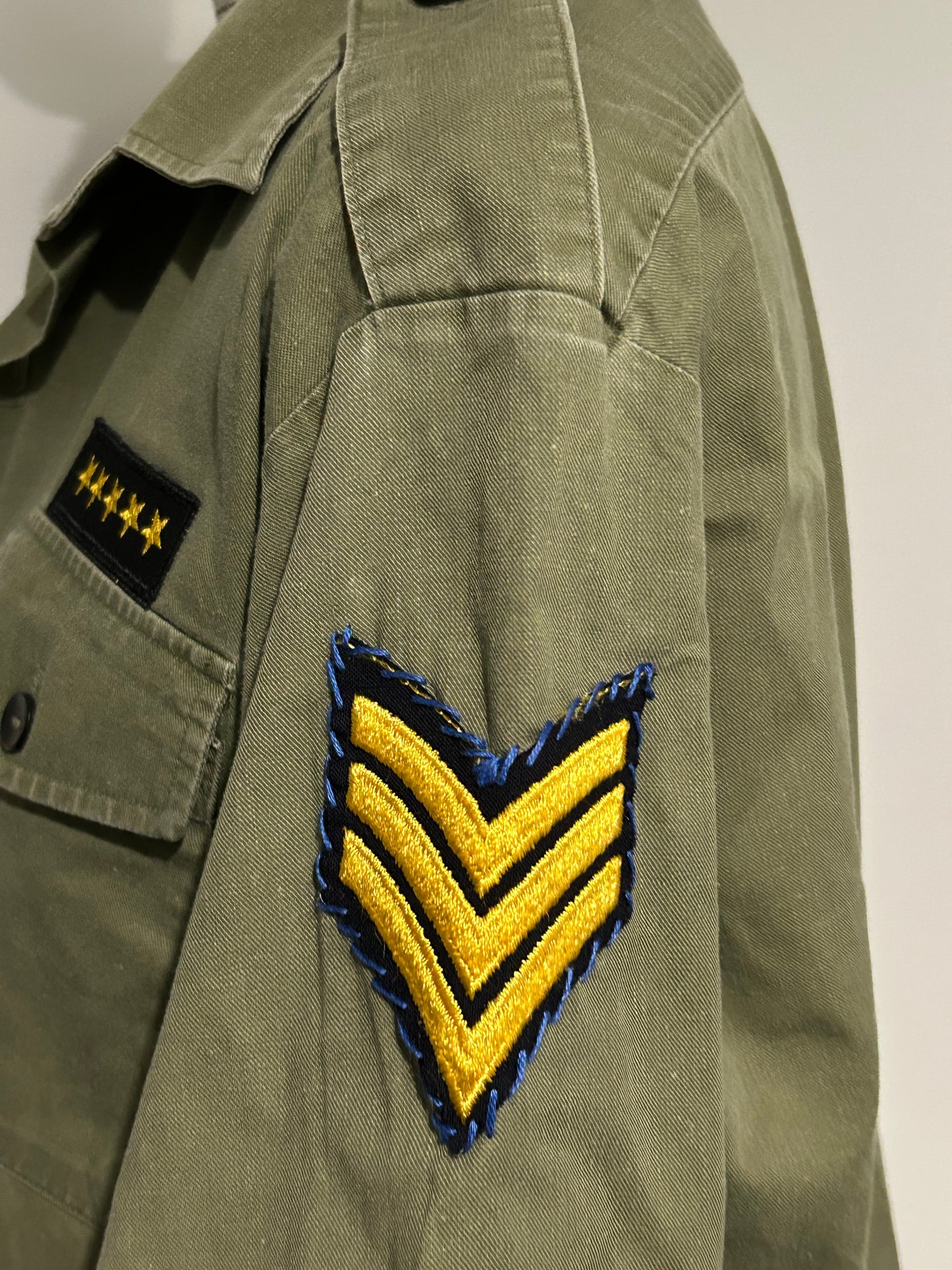 Gold Stripe Star Army Shirt M