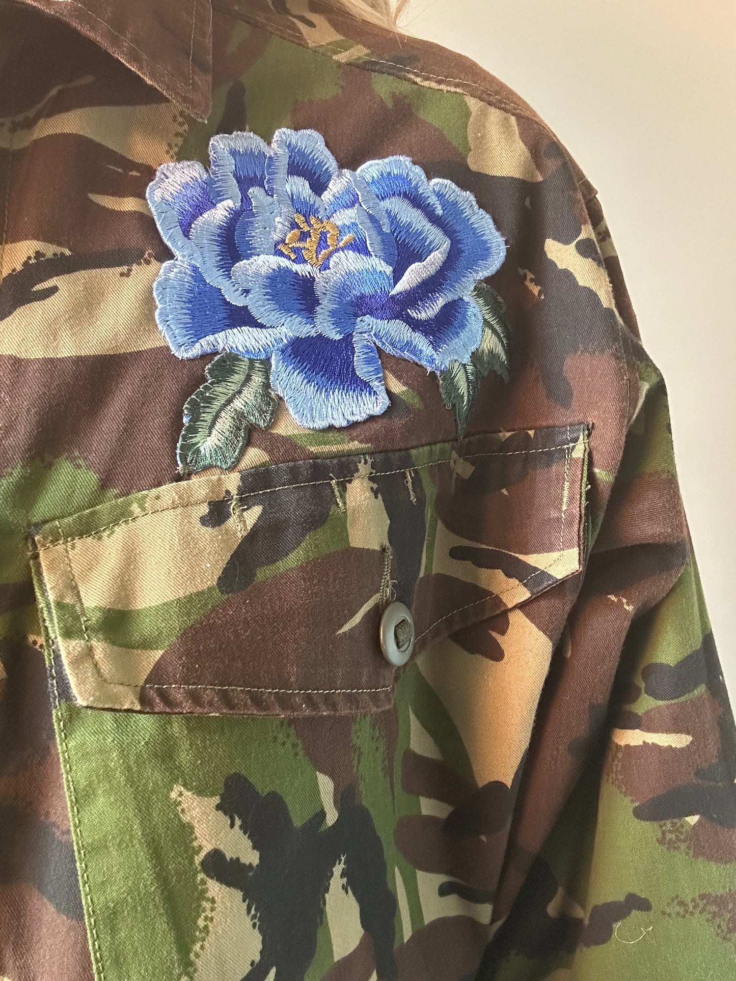 BLUE FLOWERS GREEN CAMO JACKET M/L
