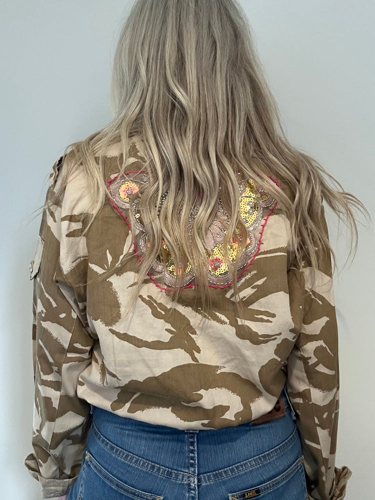 PINK FLOWERS & BUTTERFLY SAND CAMO JACKET M/L