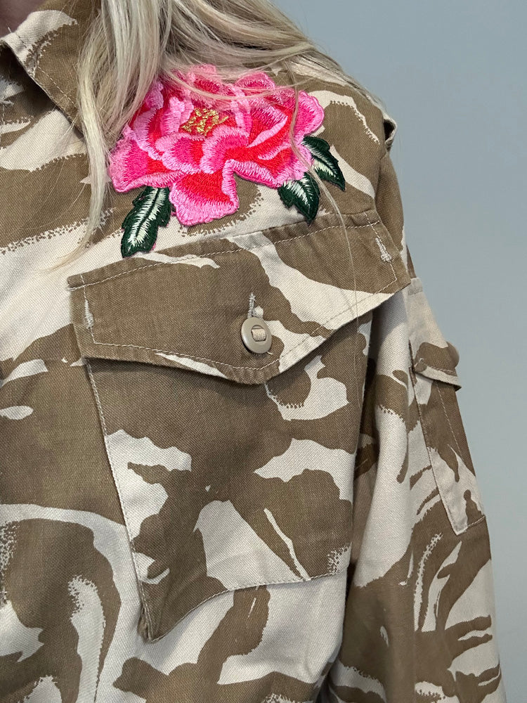 PINK FLOWERS & BUTTERFLY SAND CAMO JACKET M/L